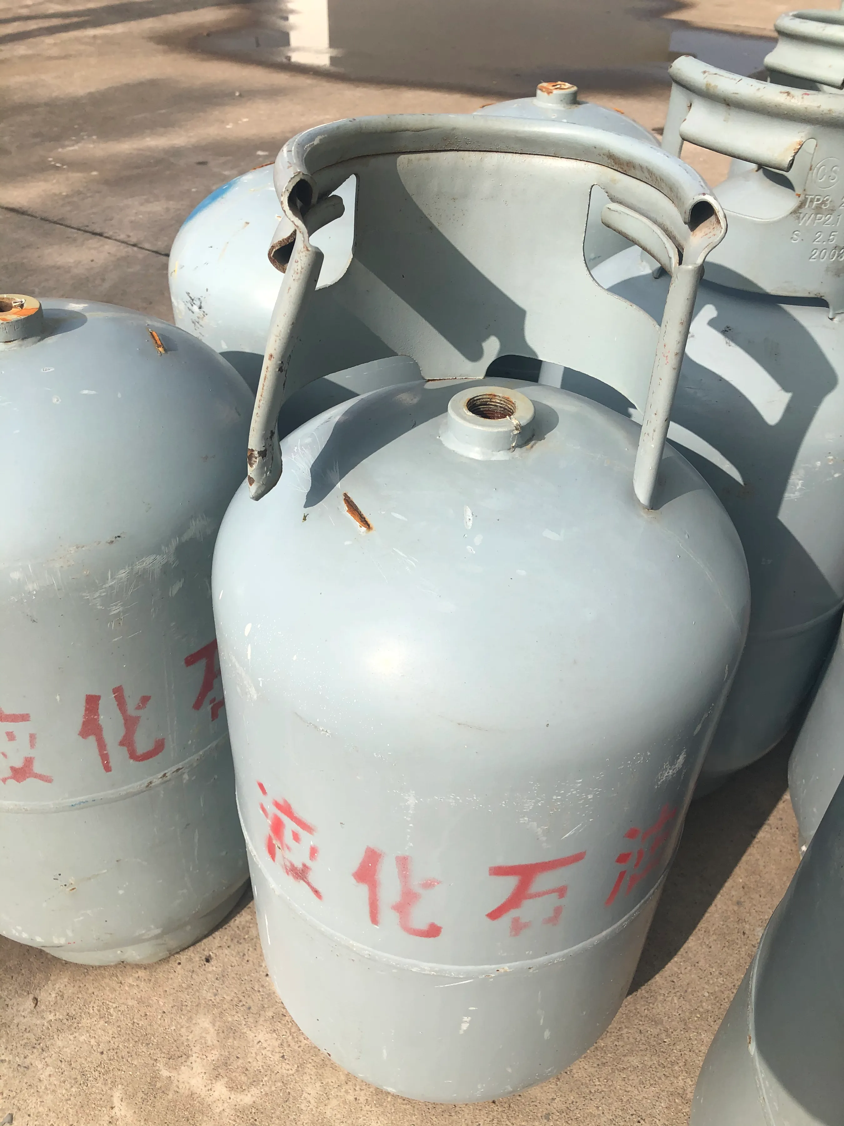 一開門就發(fā)生了爆炸,當(dāng)場(chǎng)被炸傷，這是怎么回事？