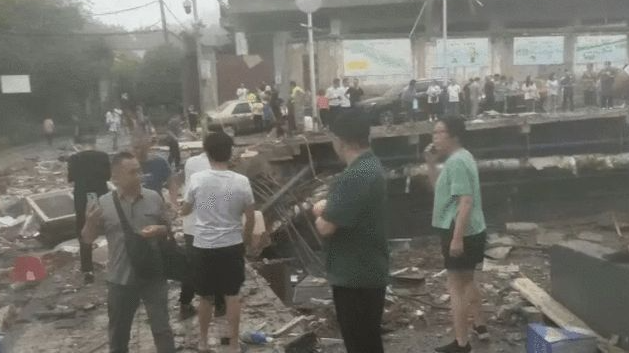 河北一面館煤氣爆炸，沖擊波震垮對(duì)面商鋪，致3人受傷。