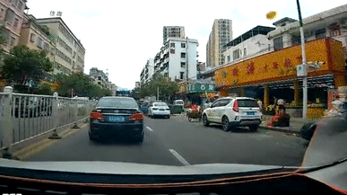 可怕，車輛運(yùn)行中后備箱煤氣罐發(fā)生泄漏爆炸