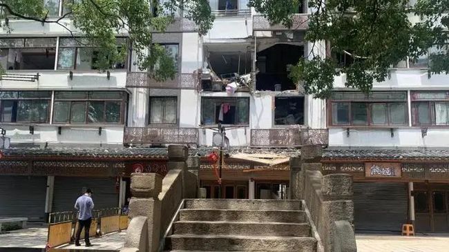 上海市一居民樓液化氣爆炸起火，造成2死4傷！