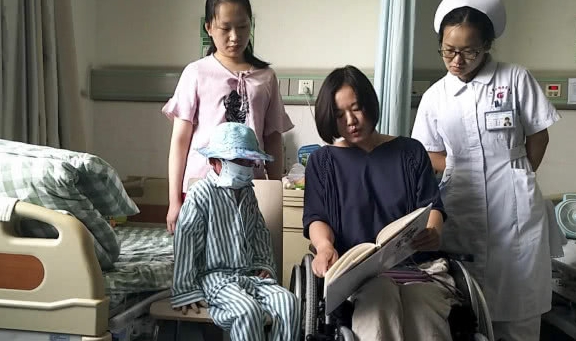 女孩洗澡時(shí)煤氣爆炸致全身燒傷，被人喊“丑八怪” 渴望讀書 