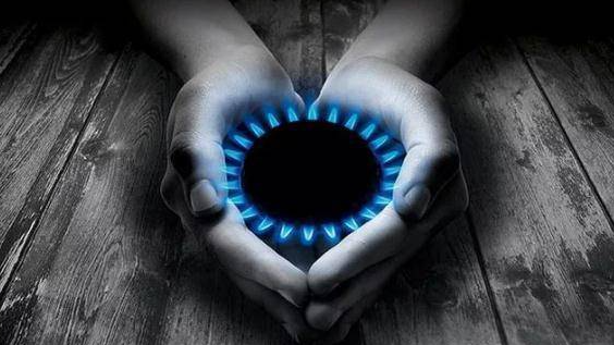 一女子半夜查看廚房，沒想到剛開燈就發(fā)生爆炸