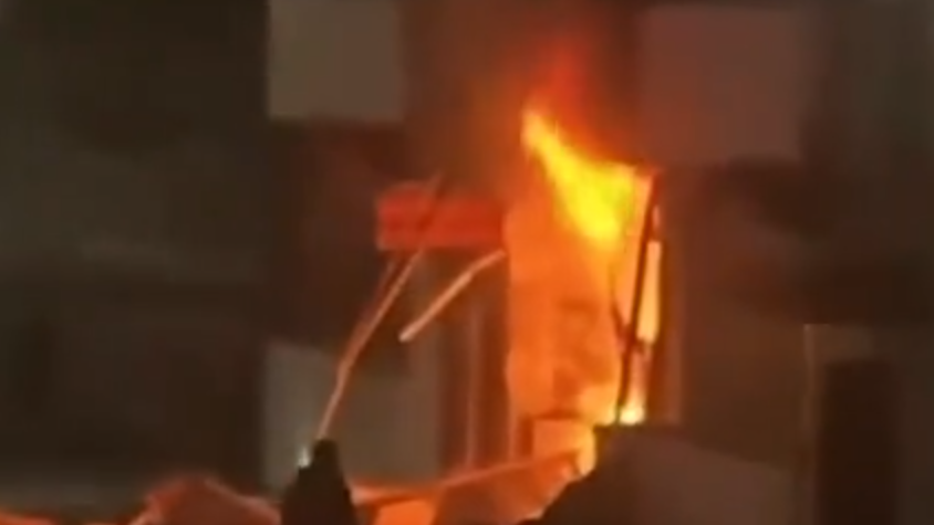 黑龍江雙鴨山一小區(qū)發(fā)生燃氣爆炸，現(xiàn)場有人員送醫(yī)。