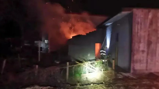 益陽一居民家中因電路引發(fā)火災，引燃液化氣罐....