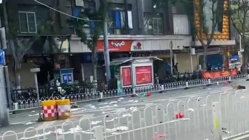 廣州荔灣區(qū)一大廈住宅內(nèi)發(fā)生煤氣爆炸，沖擊波致雜物飛濺至馬路。